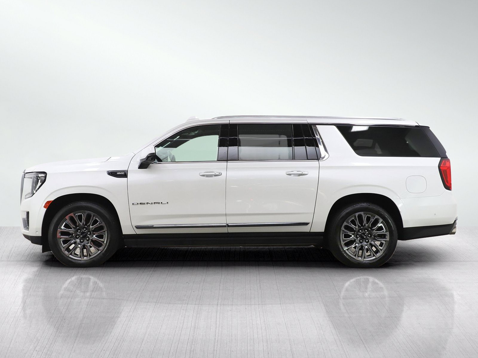 Used 2023 GMC Yukon XL Denali Ultimate AWD/4WD image 4