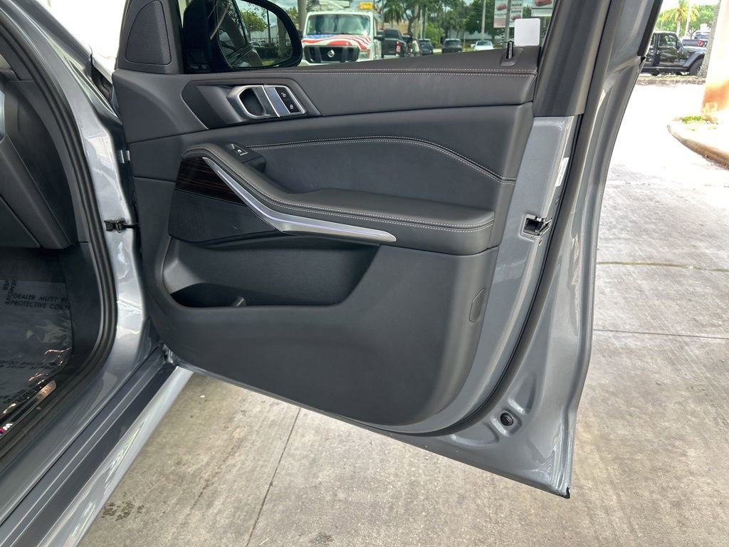 Used 2025 BMW X5 xDrive40i w/ M Sport Package image 28