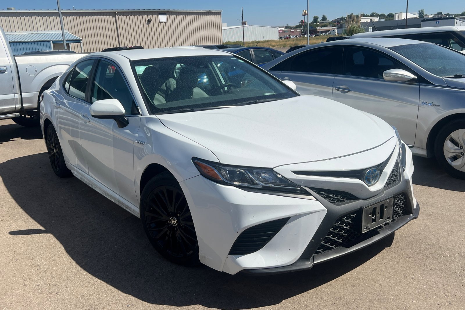 Used 2020 Toyota Camry SE image 2