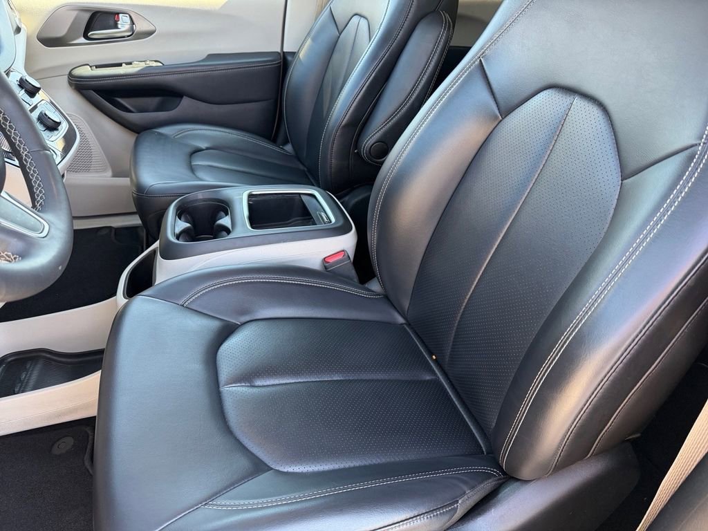 Used 2023 Chrysler Pacifica Touring-L image 10