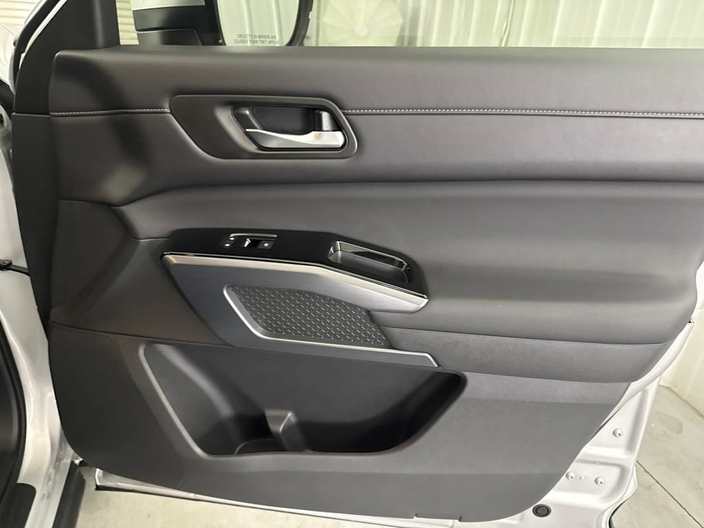 Used 2025 Nissan Pathfinder SL w/ Black Appearance Package FWD image 22