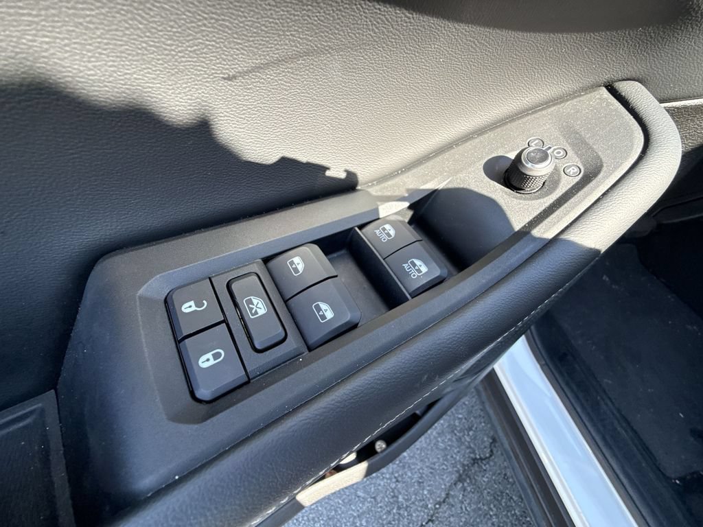 Used 2025 Jeep Grand Cherokee Laredo AWD/4WD image 19