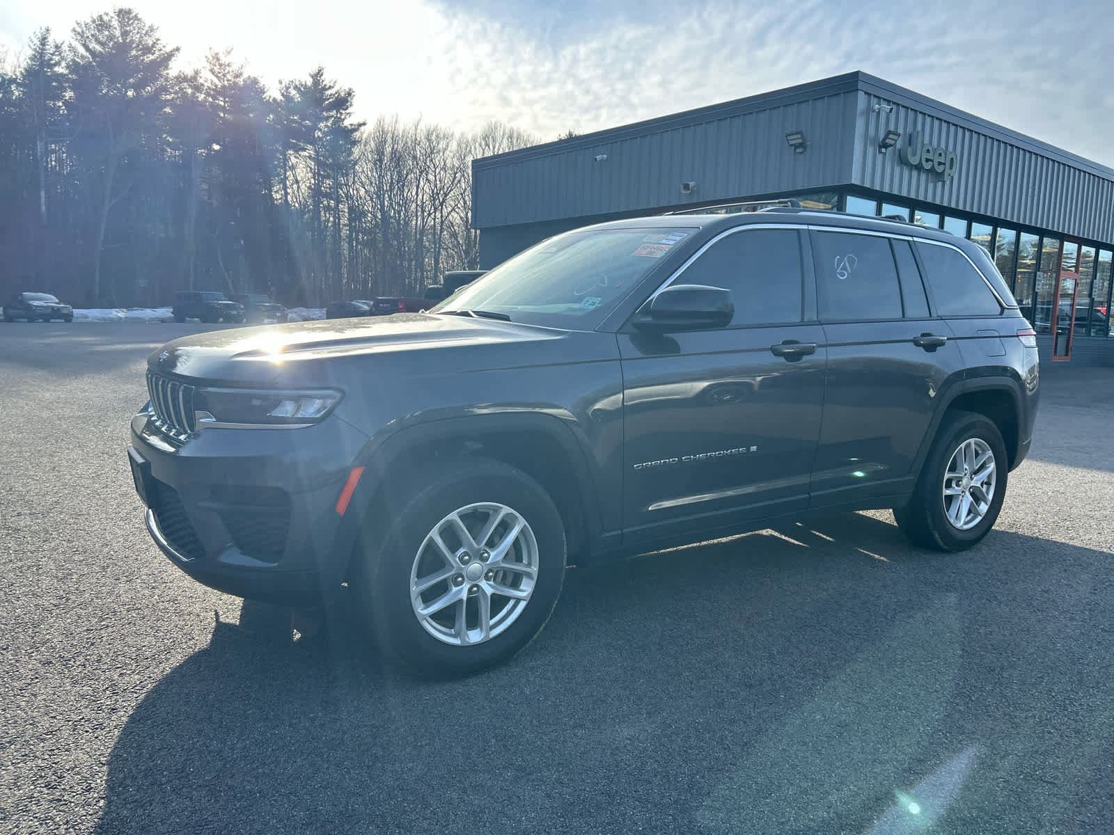 Used 2023 Jeep Grand Cherokee Laredo X image 6