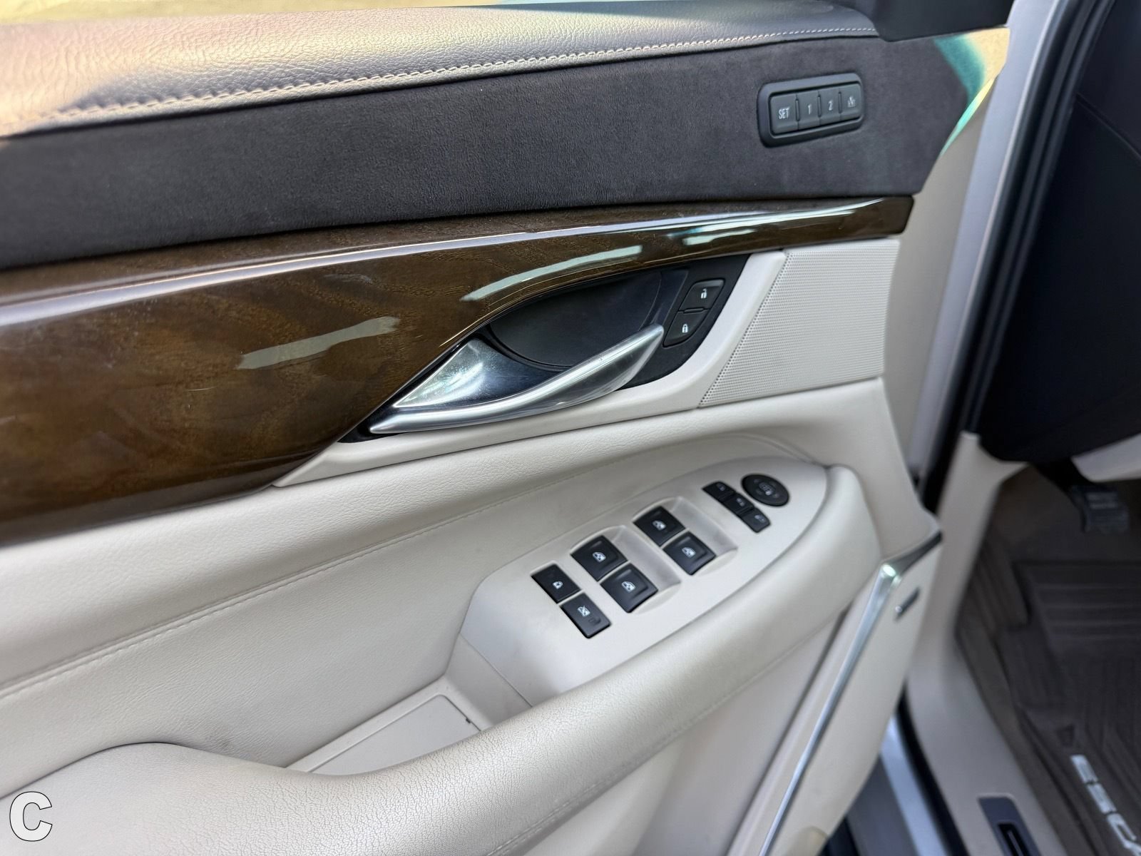 Certified 2018 Cadillac Escalade Luxury AWD/4WD image 16
