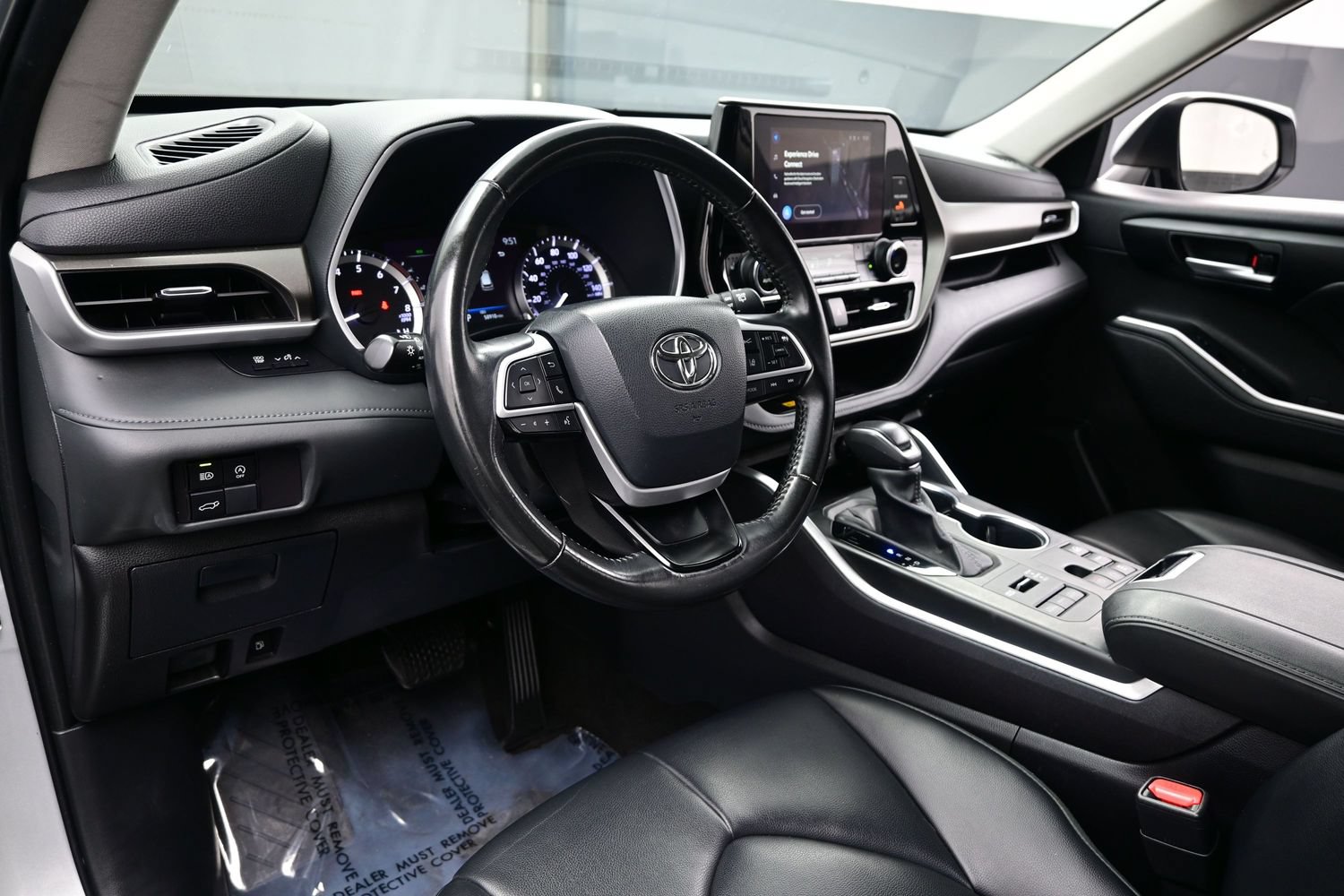 Used 2024 Toyota Highlander XLE AWD/4WD image 13