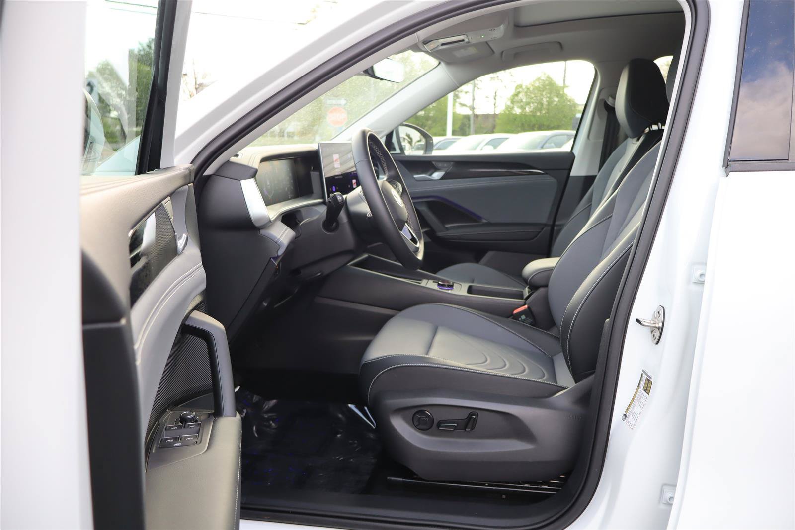 Used 2025 Volkswagen Tiguan SE w/ Panoramic Sunroof Package AWD/4WD image 12
