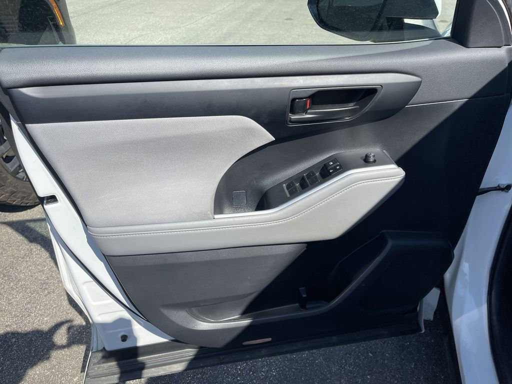 Used 2023 Toyota Highlander L image 3