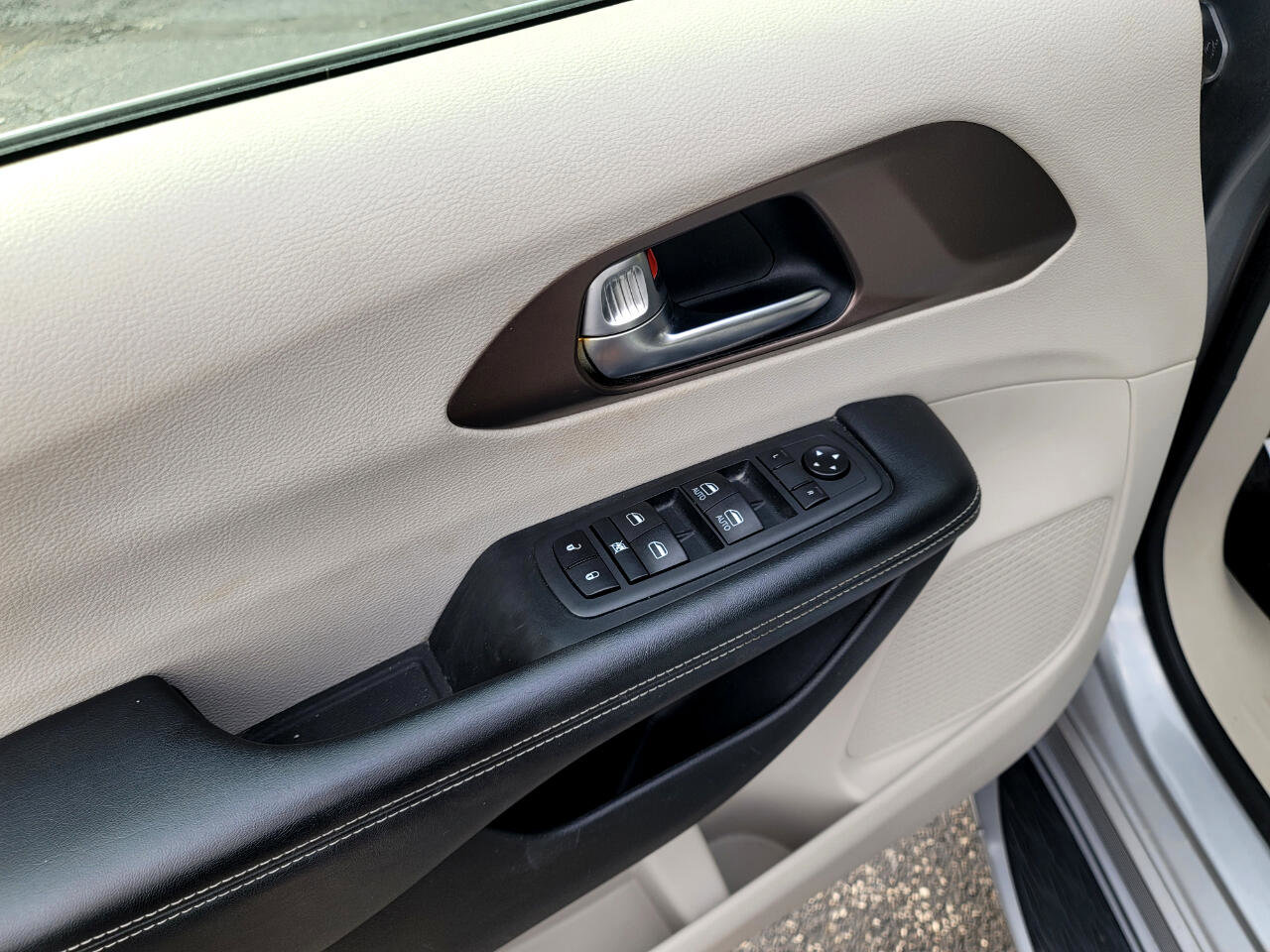 Used 2020 Chrysler Voyager L image 26