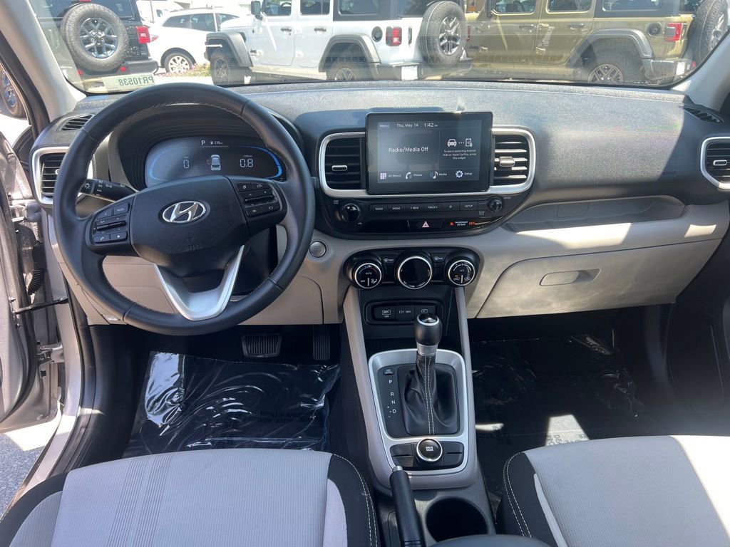 Used 2025 Hyundai Venue SEL FWD image 22
