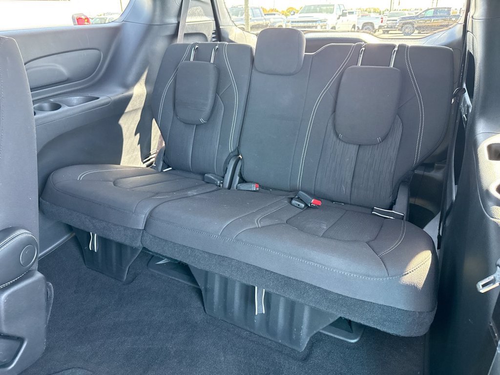 Used 2023 Chrysler Pacifica Touring FWD image 14