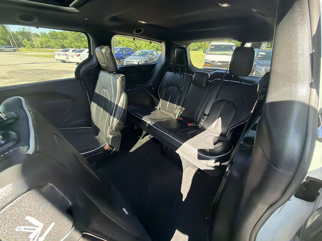 Used 2025 Chrysler Pacifica Limited FWD image 24