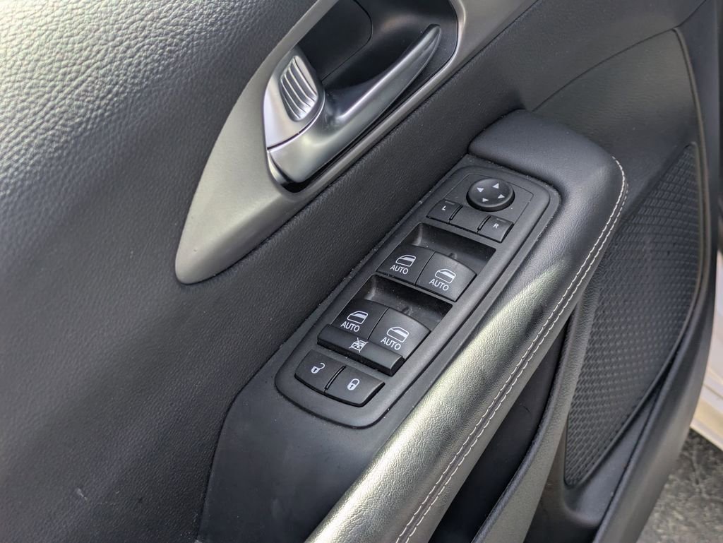 Used 2025 Chrysler Pacifica Select image 13