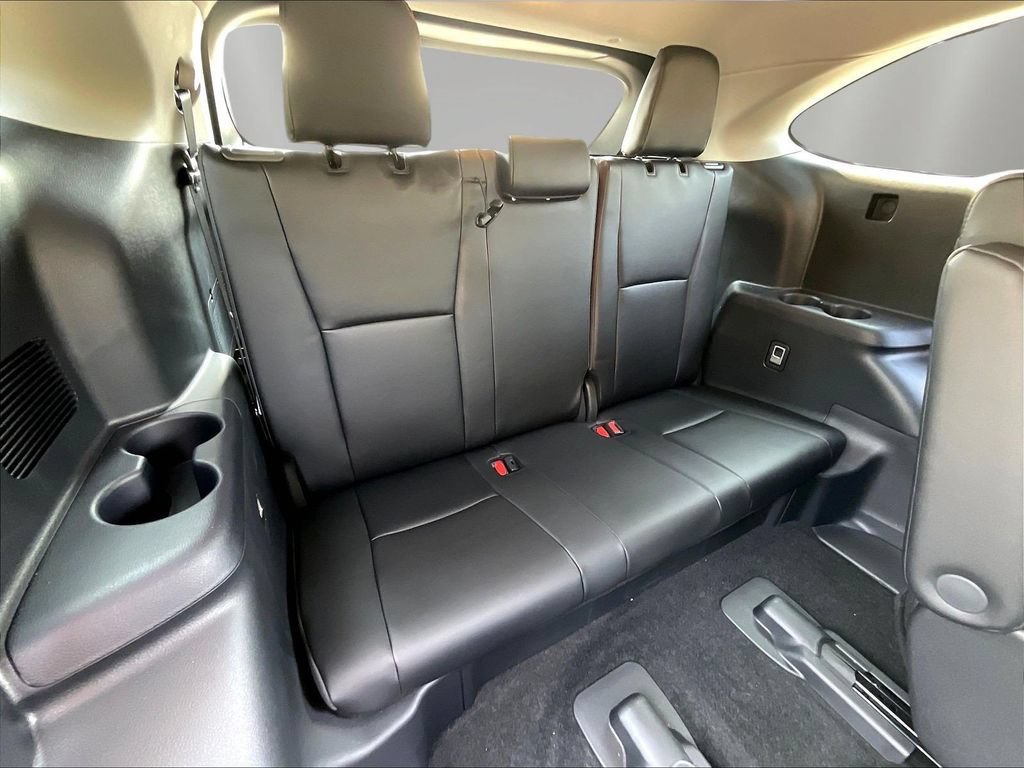 Used 2025 Toyota Highlander XLE FWD image 28