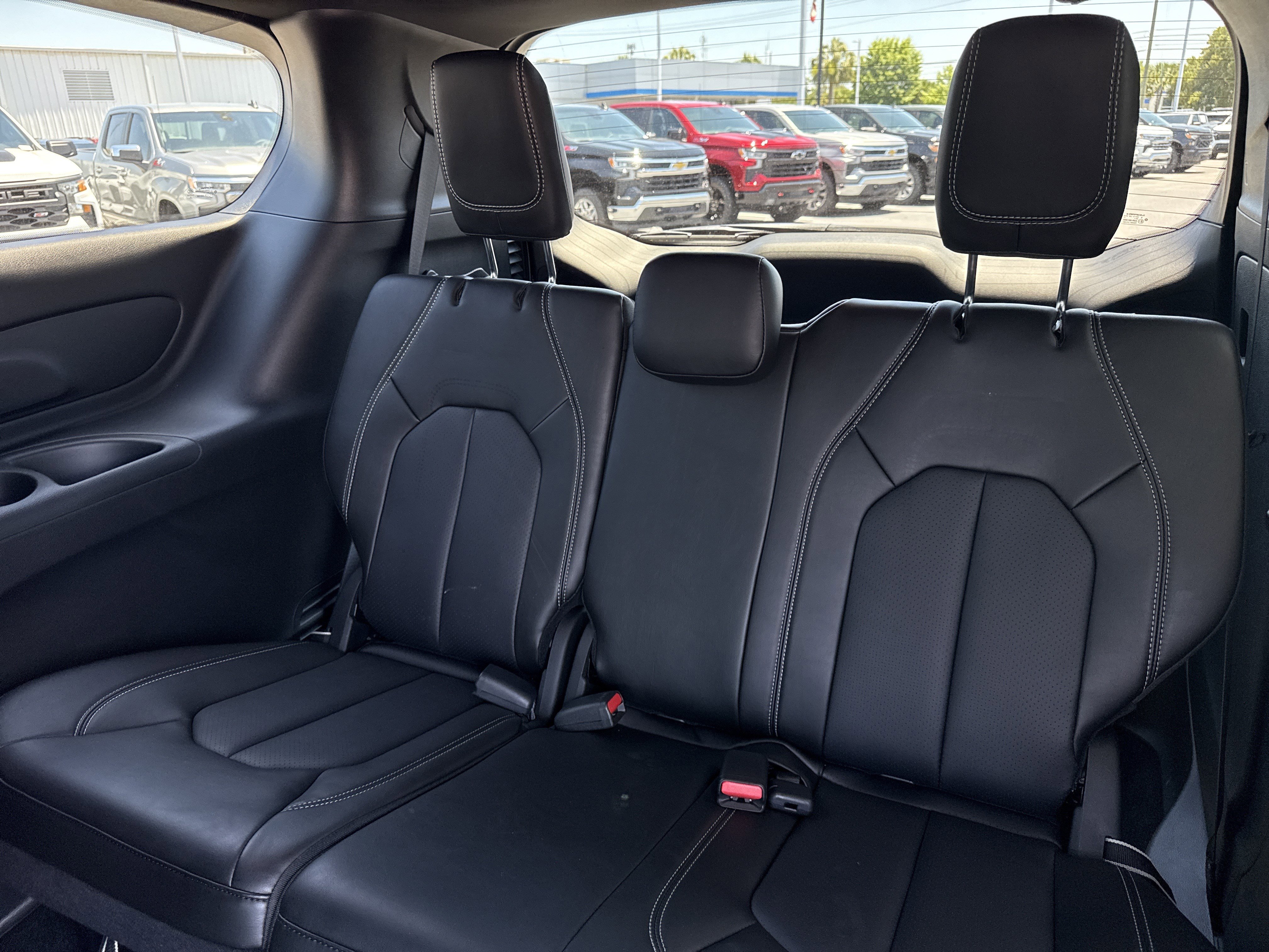 Used 2025 Chrysler Pacifica Select FWD image 30