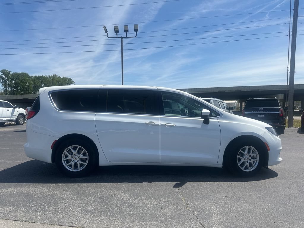 Used 2022 Chrysler Voyager LX image 5