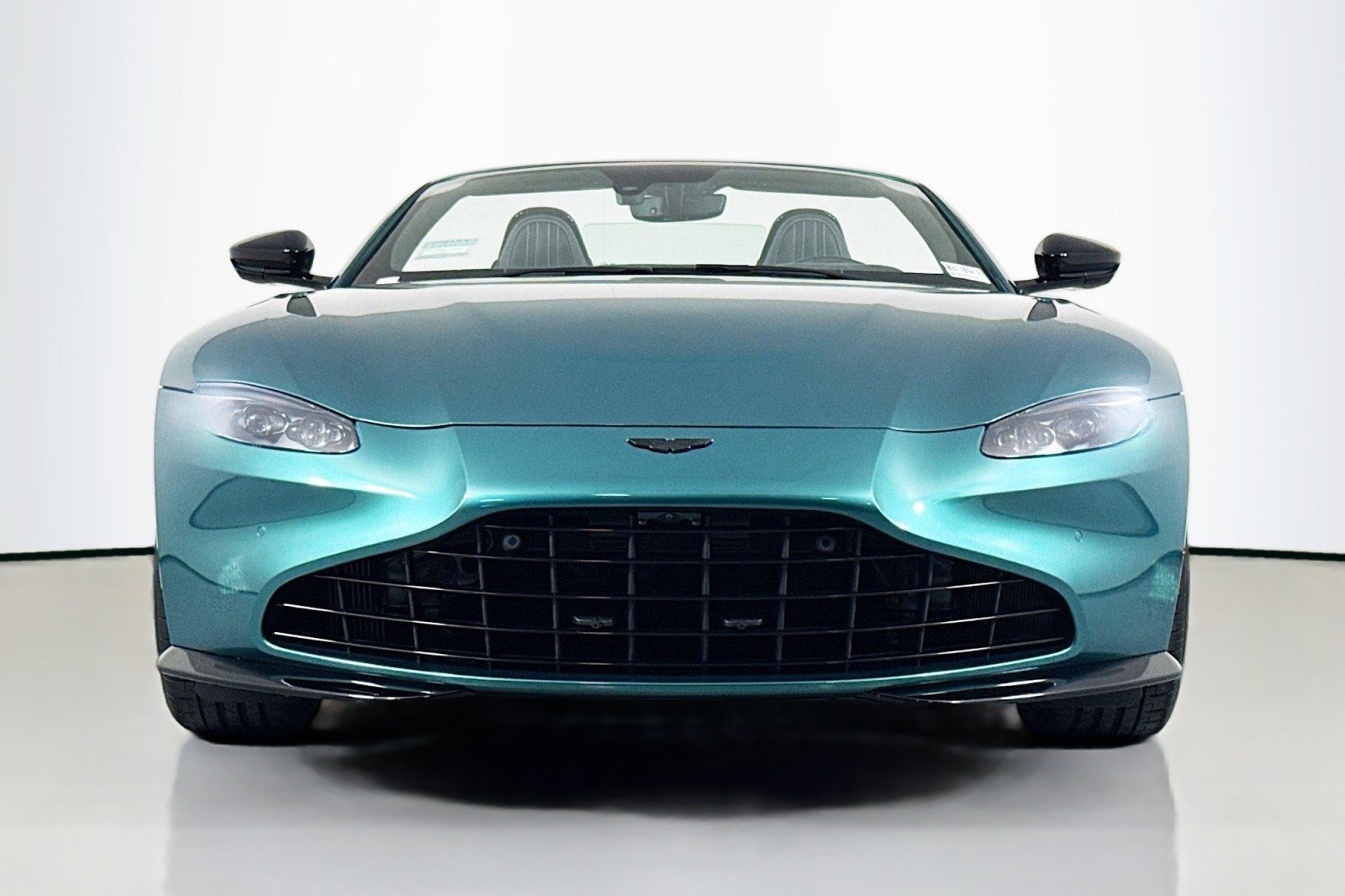Used 2023 Aston Martin V8 Vantage Roadster image 3