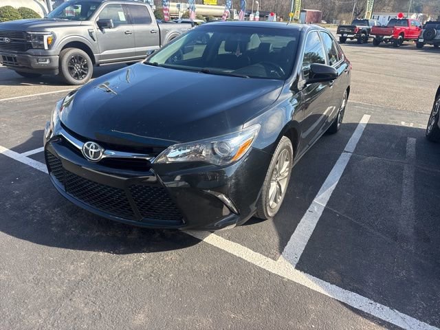 Used 2017 Toyota Camry SE image 3