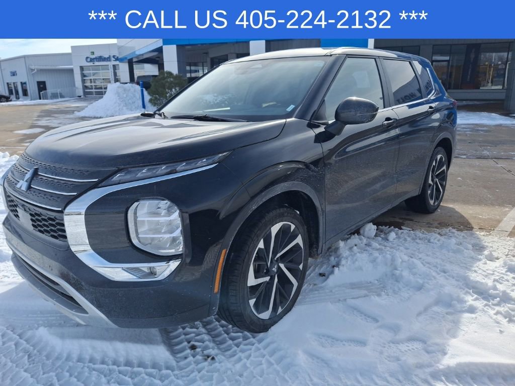 Used 2024 Mitsubishi Outlander SE Black Edition image 2