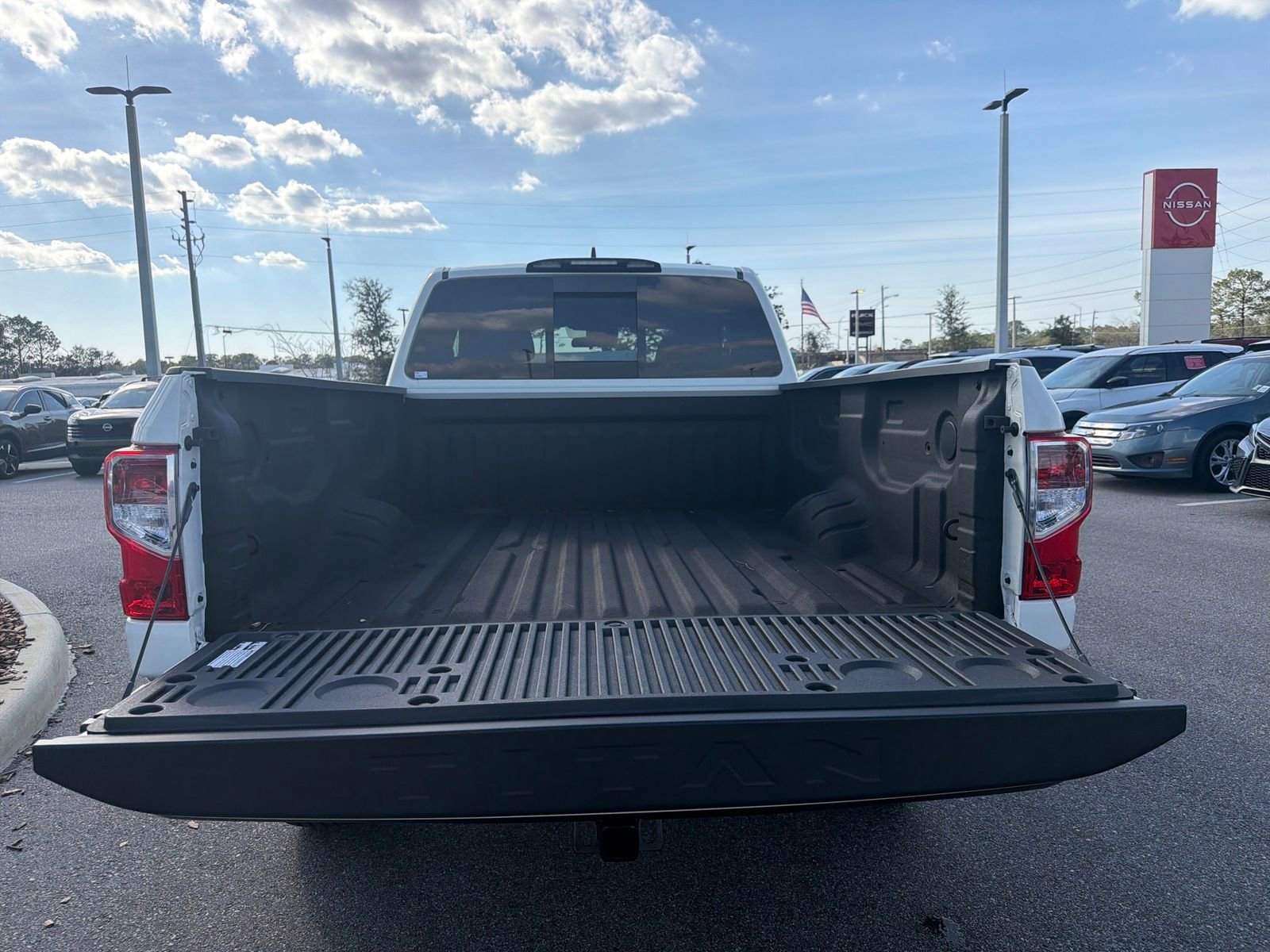 Used 2022 Nissan Titan S image 10