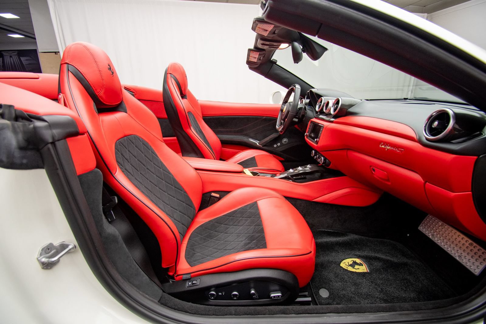 Used 2016 Ferrari California T RWD image 13
