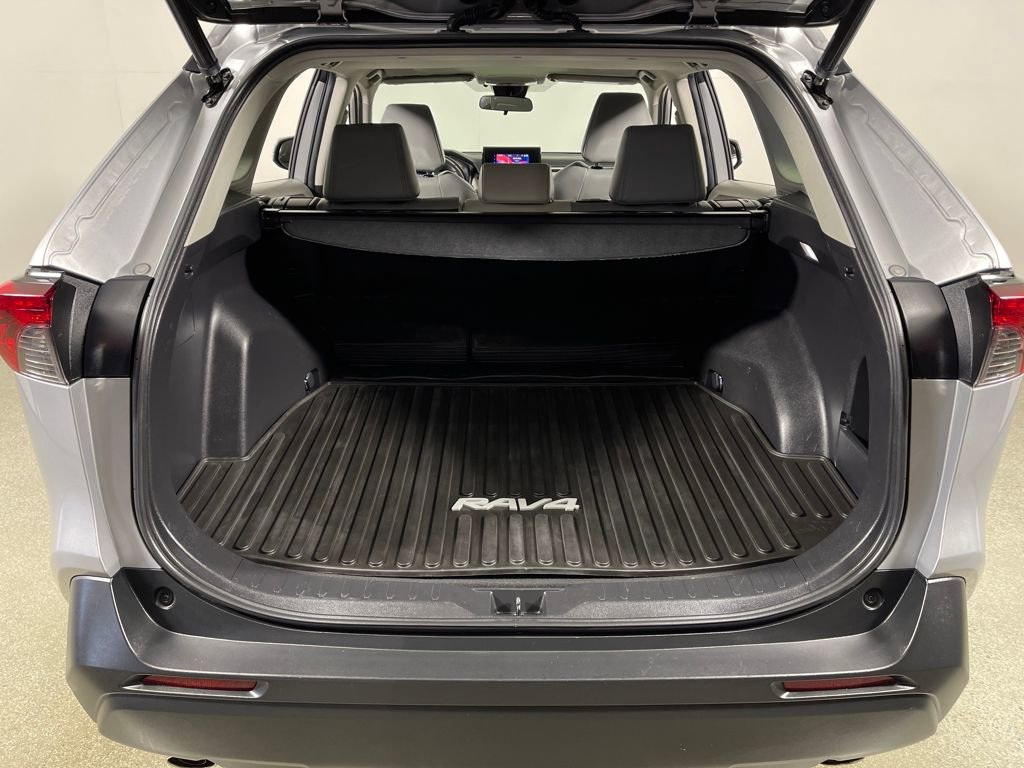 Used 2022 Toyota RAV4 XLE Premium image 10