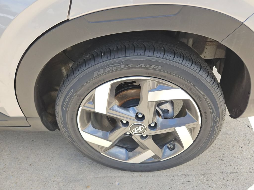 Used 2025 Hyundai Venue SEL FWD image 25