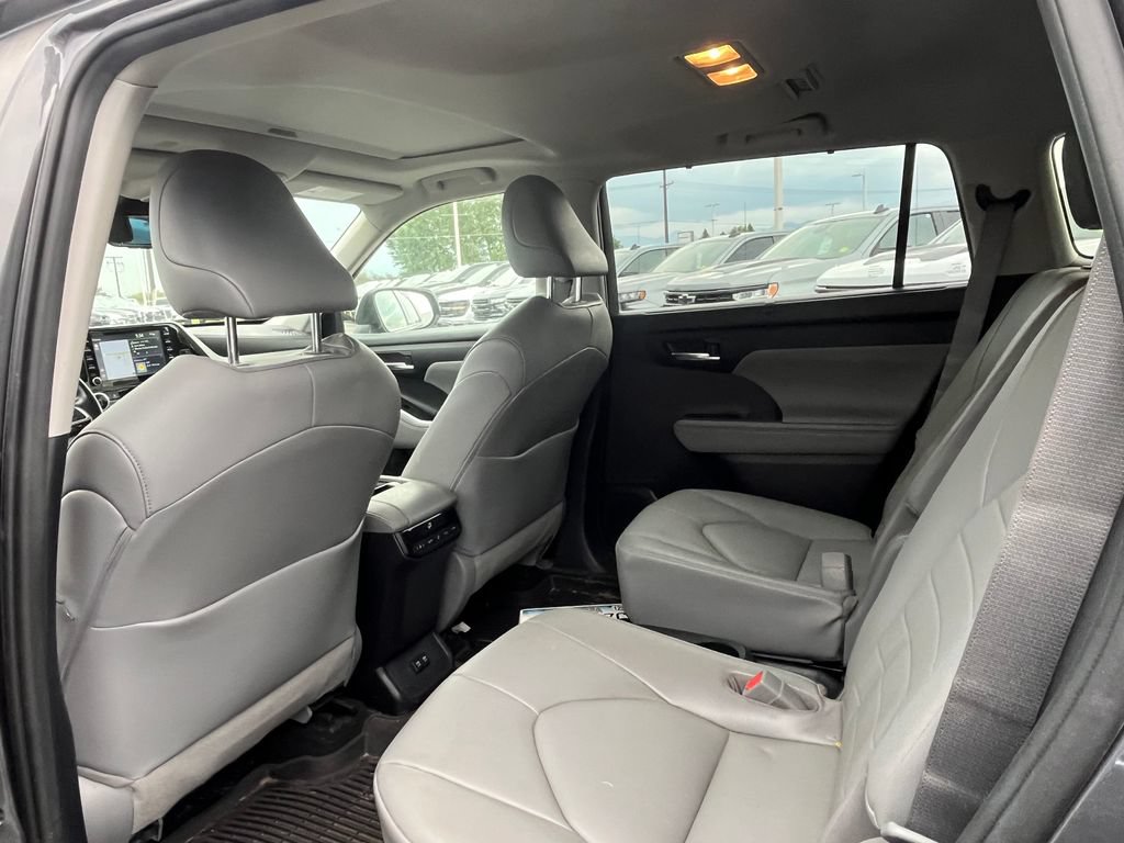 Used 2020 Toyota Highlander XLE AWD/4WD image 5