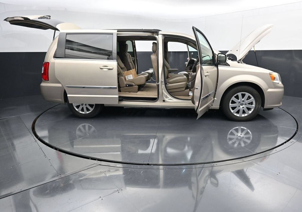 Used 2014 Chrysler Town & Country Touring FWD image 35