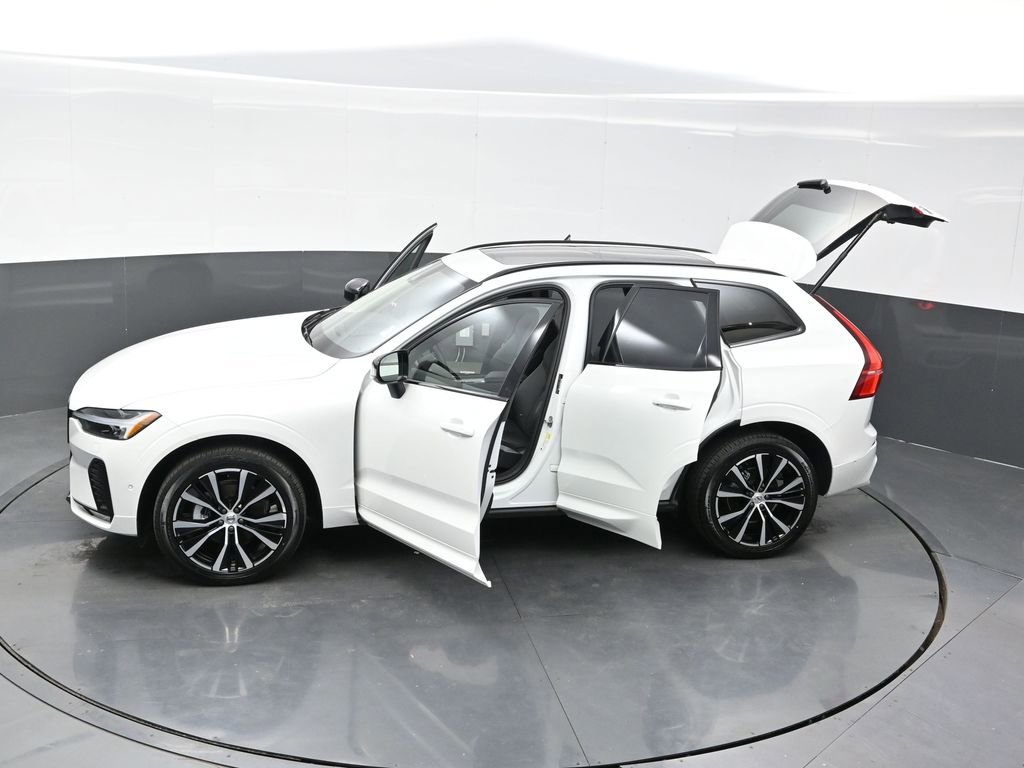 Used 2025 Volvo XC60 B5 Plus image 29