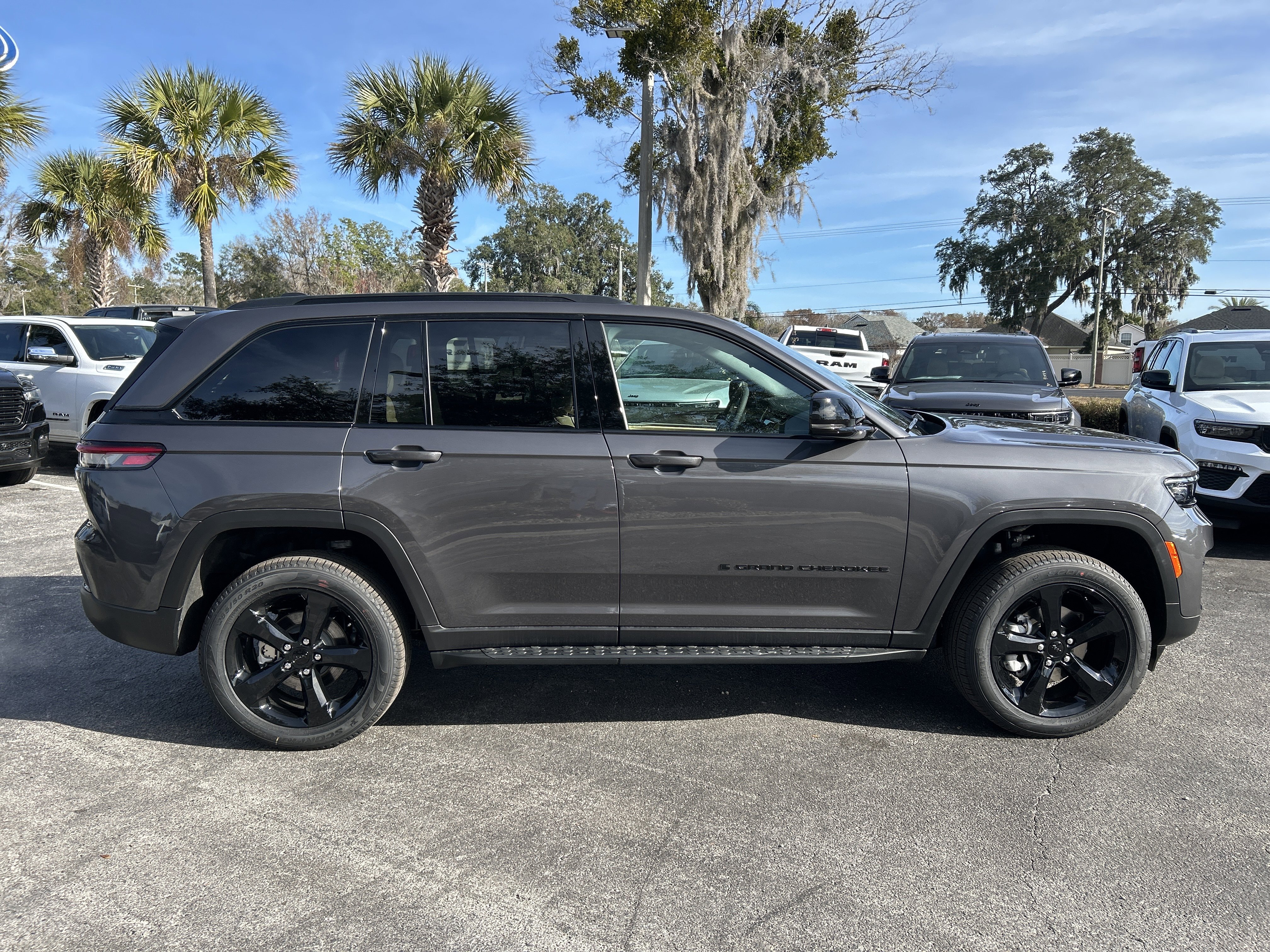 New 2025 Jeep Grand Cherokee Limited w/ Black Appearance Package image 10