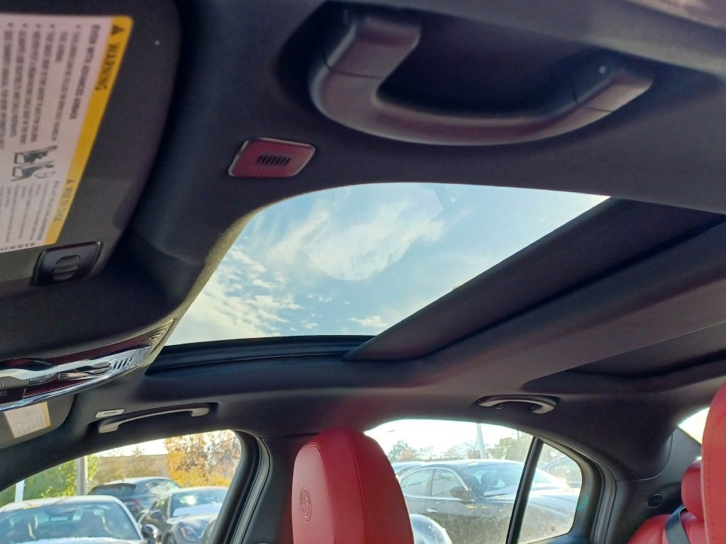 Used 2024 Alfa Romeo Giulia Veloce image 17