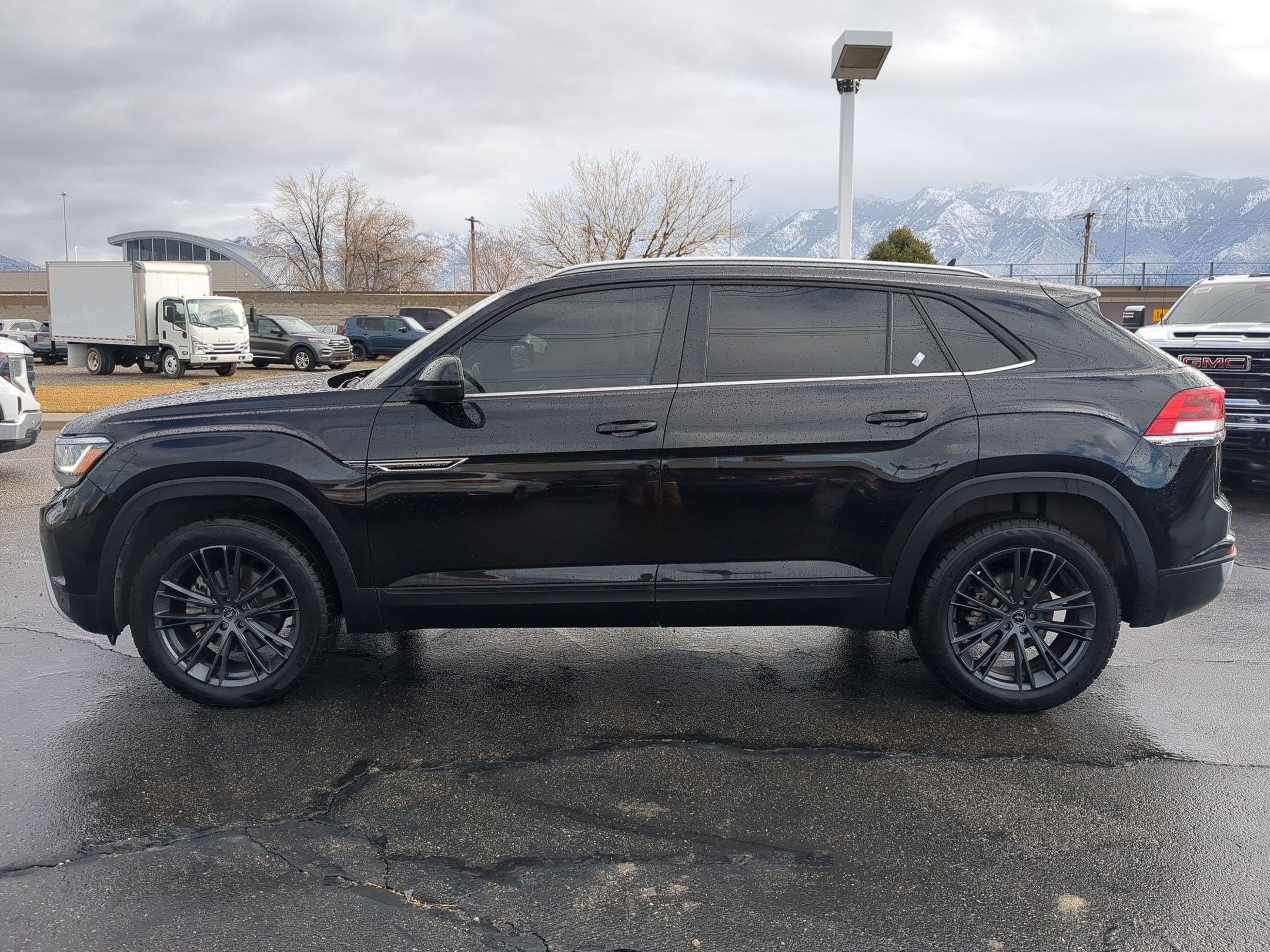 Used 2020 Volkswagen Atlas Cross Sport SE w/ Panoramic Sunroof Package image 3