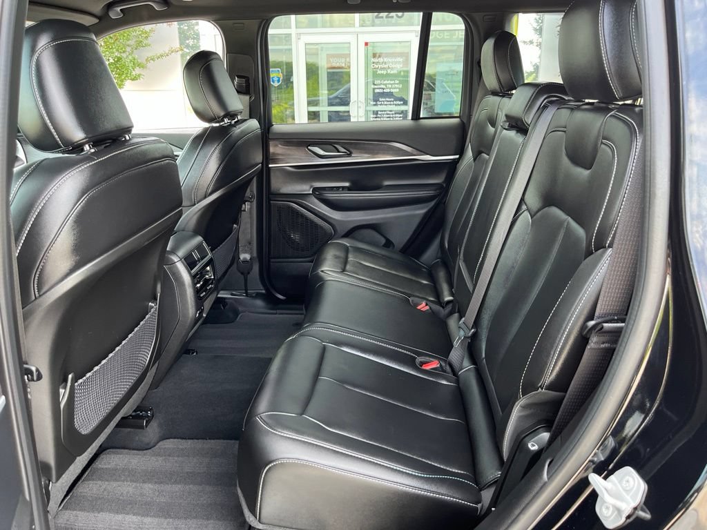Used 2025 Jeep Grand Cherokee Limited AWD/4WD image 13