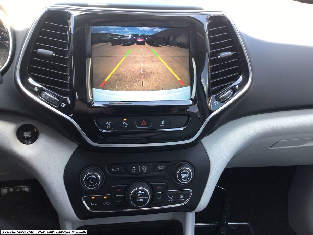 Used 2019 Jeep Cherokee Overland w/ Technology Group FWD image 15