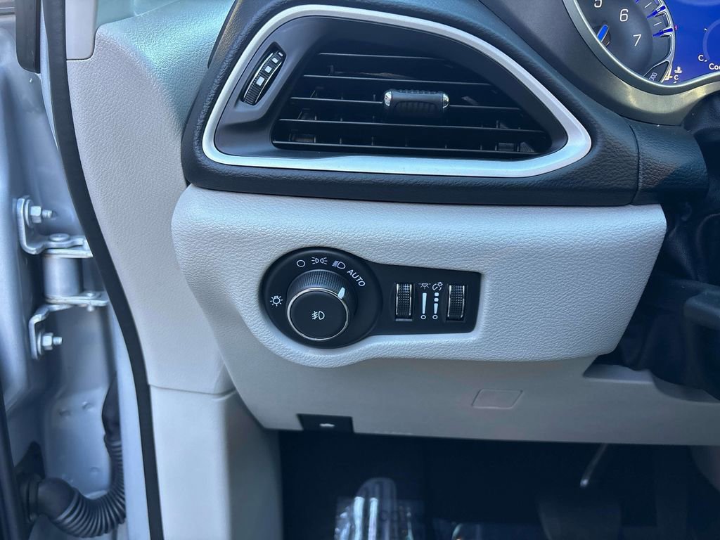 Used 2024 Chrysler Pacifica Touring-L image 21