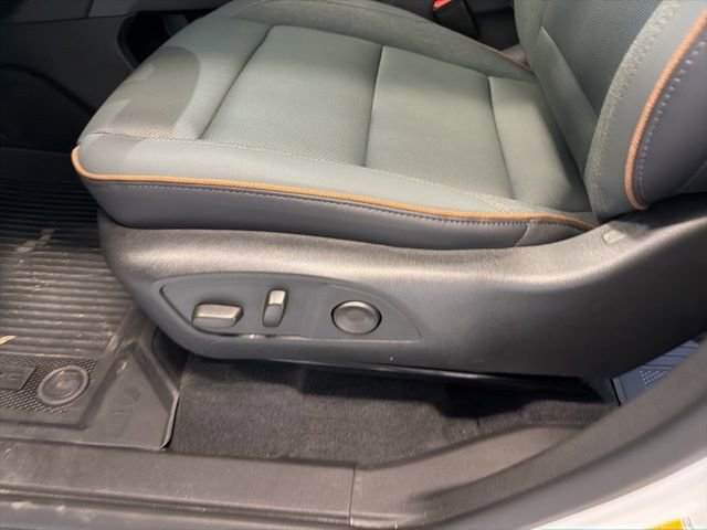 Used 2025 GMC Acadia AT4 w/ Luxury Package image 17