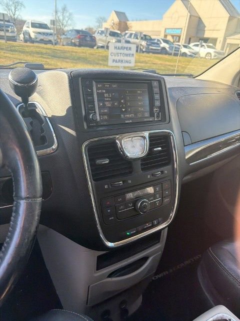 Used 2014 Chrysler Town & Country Touring image 2