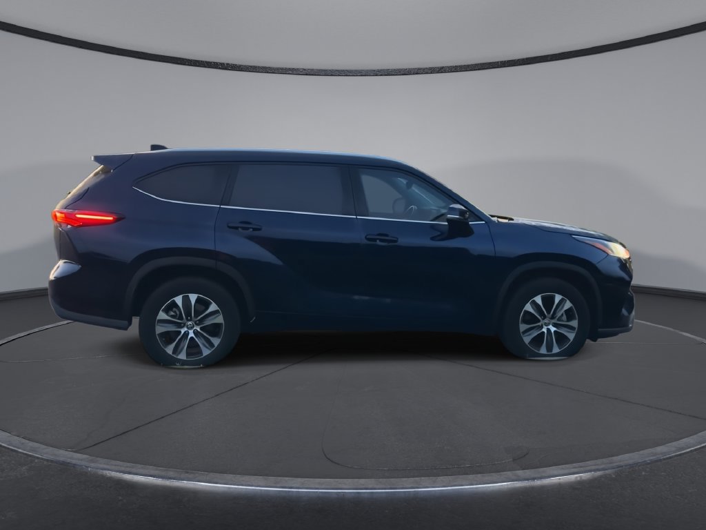 Used 2021 Toyota Highlander XLE FWD image 9