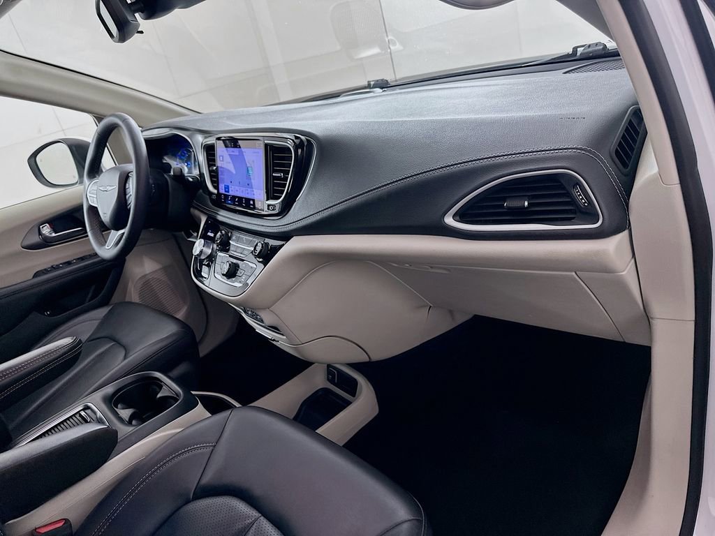 Used 2023 Chrysler Pacifica Touring-L image 28