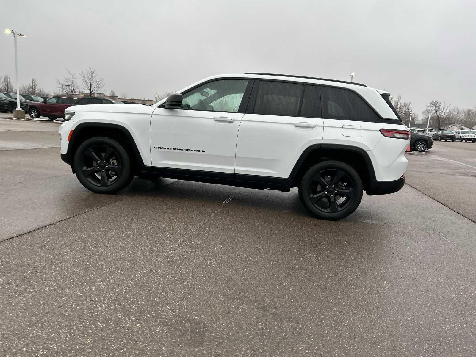 Used 2022 Jeep Grand Cherokee Altitude image 32