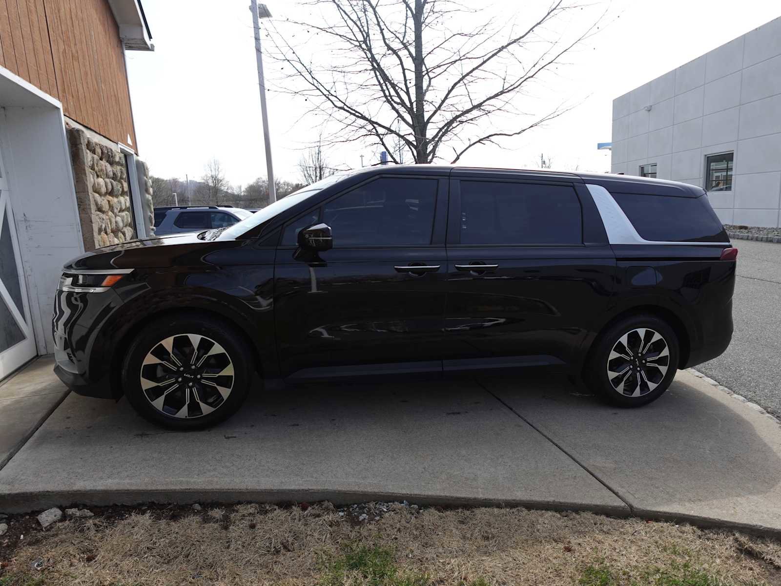 Used 2024 Kia Carnival EX image 4
