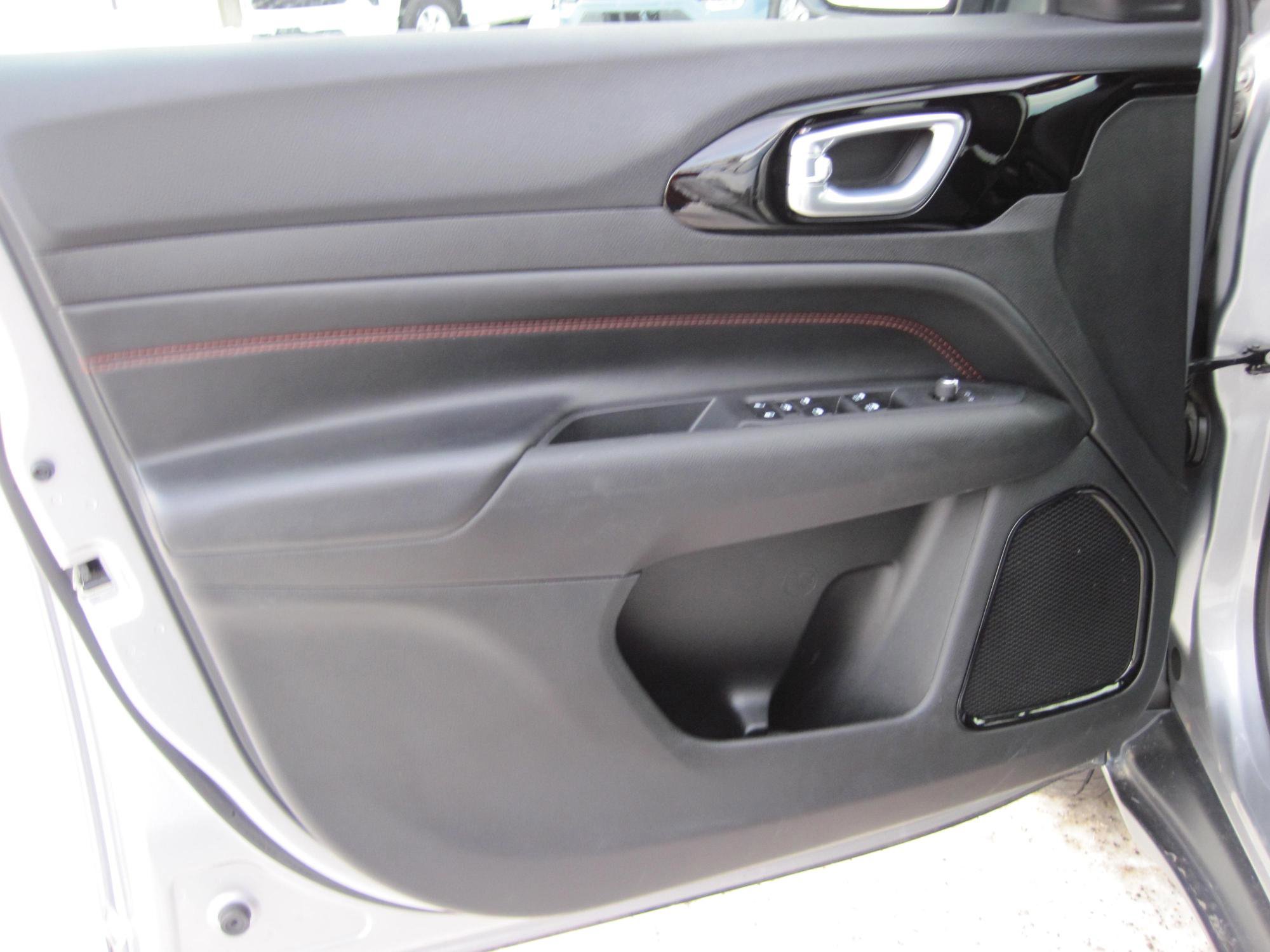 Used 2023 Jeep Compass Trailhawk image 9