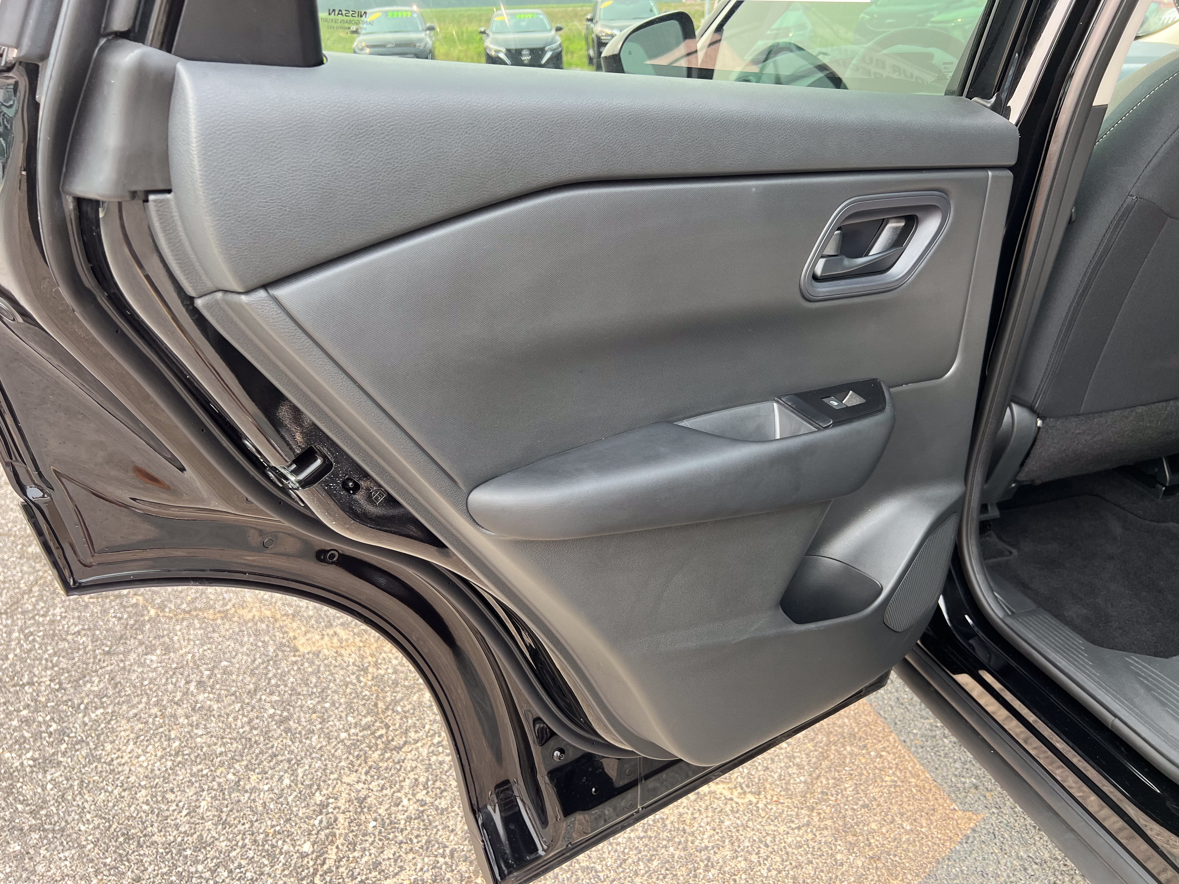 Used 2024 Nissan Rogue S AWD/4WD image 23