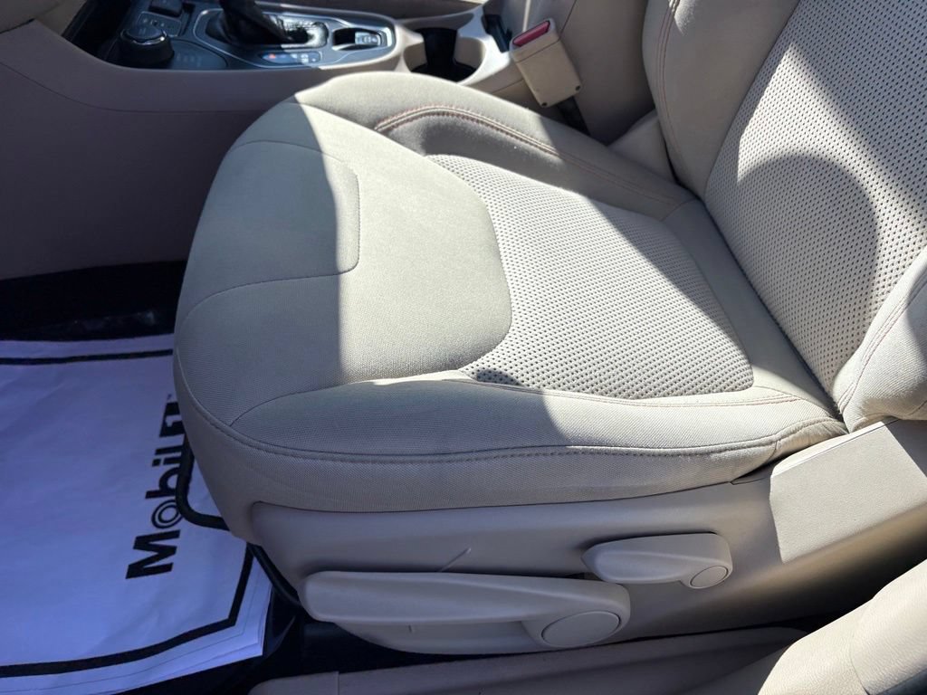 Used 2019 Jeep Cherokee Latitude w/ Popular Appearance Group AWD/4WD image 26