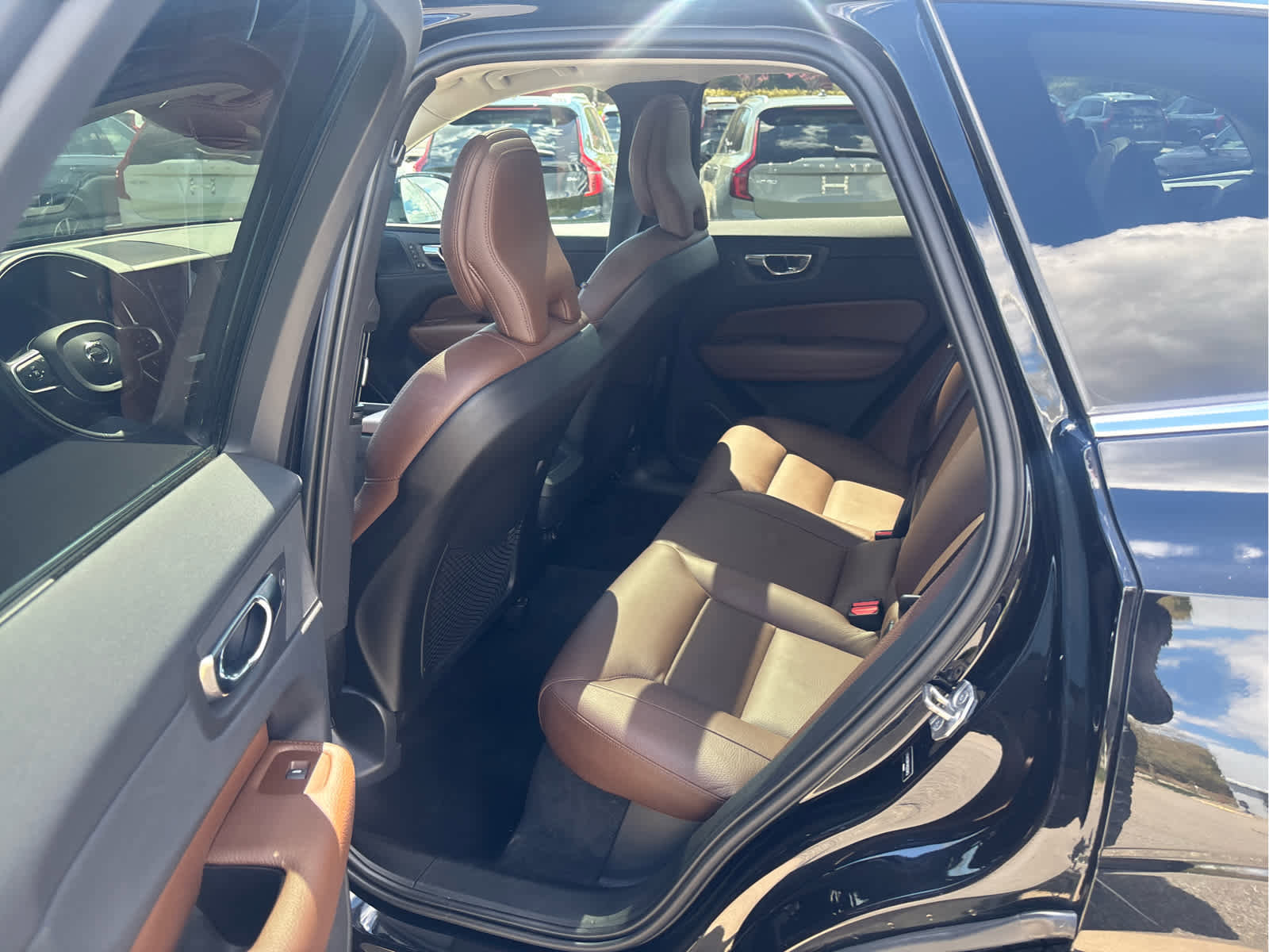 Used 2019 Volvo XC60 T6 Momentum w/ Multimedia Package AWD/4WD image 25