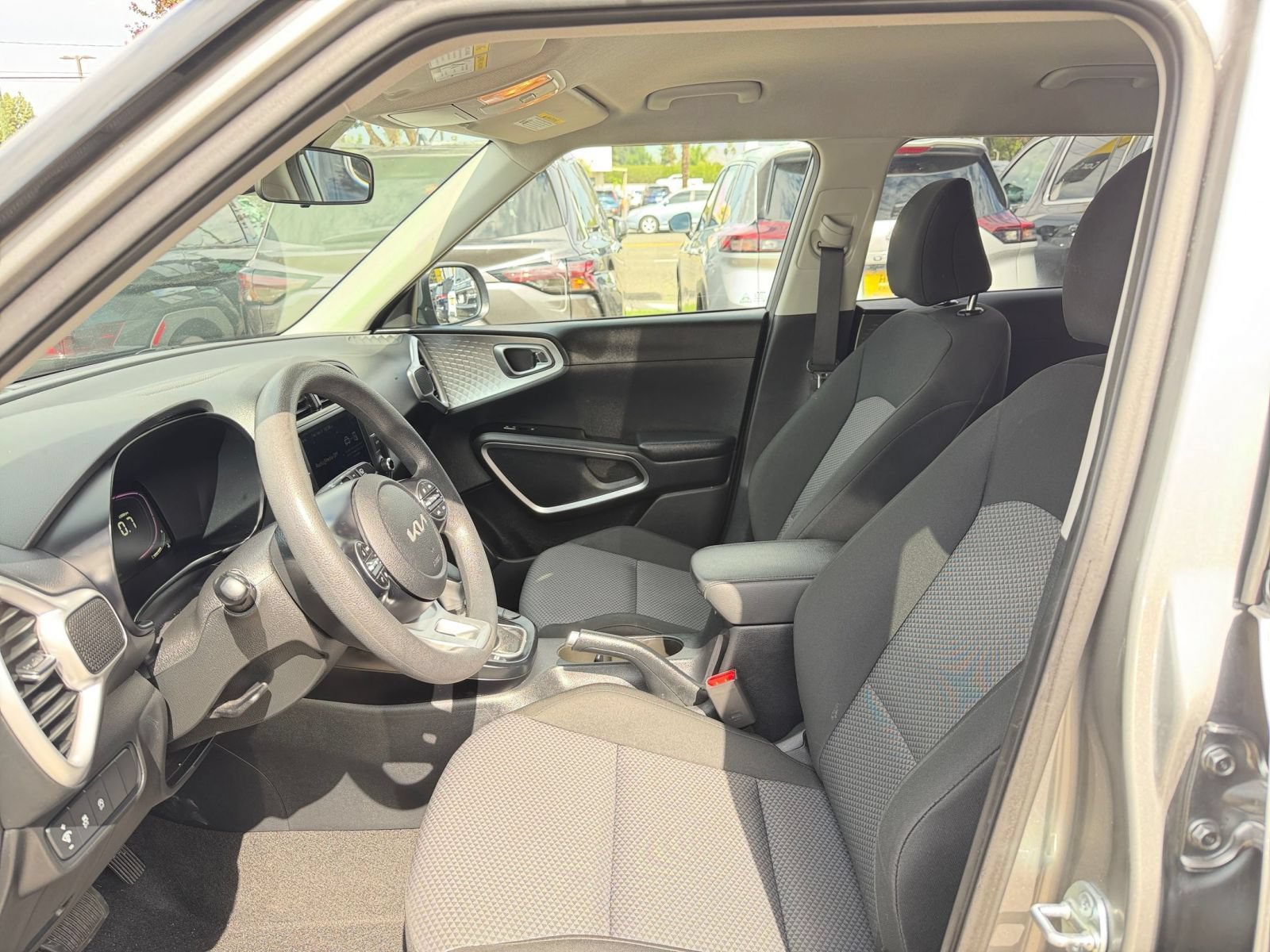 Used 2025 Kia Soul LX w/ LX Technology Package FWD image 24