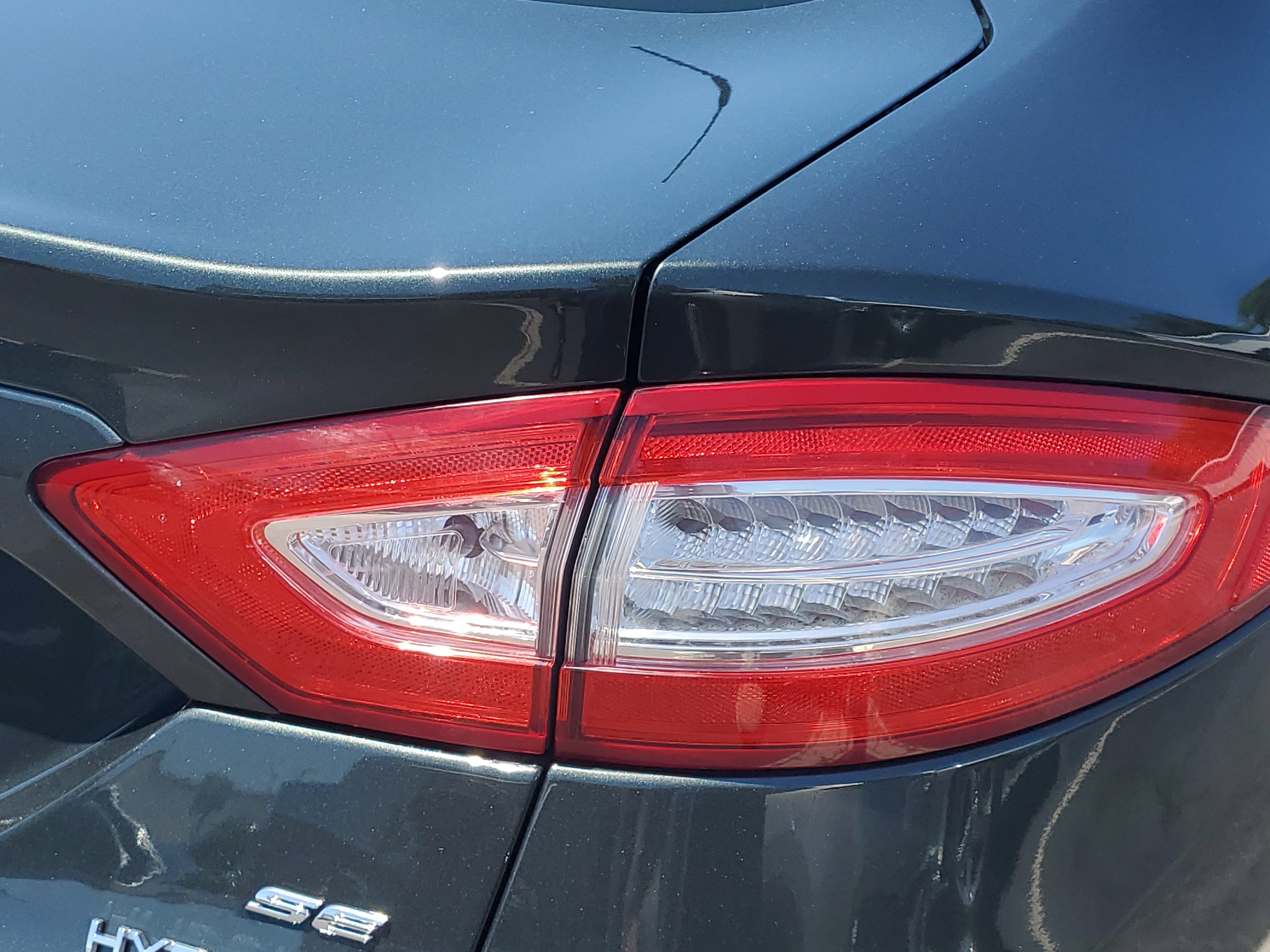Used 2016 Ford Fusion SE FWD image 9