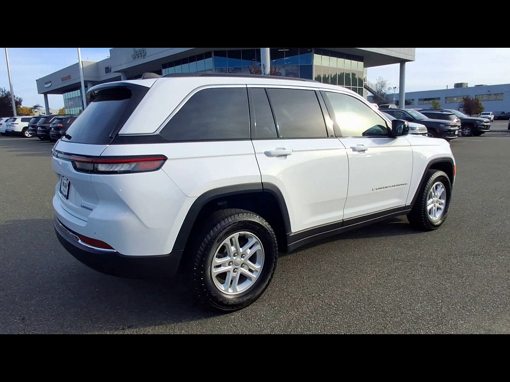 Used 2024 Jeep Grand Cherokee Laredo AWD/4WD image 8