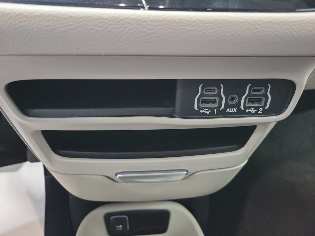 Certified 2023 Chrysler Pacifica Touring-L FWD image 40