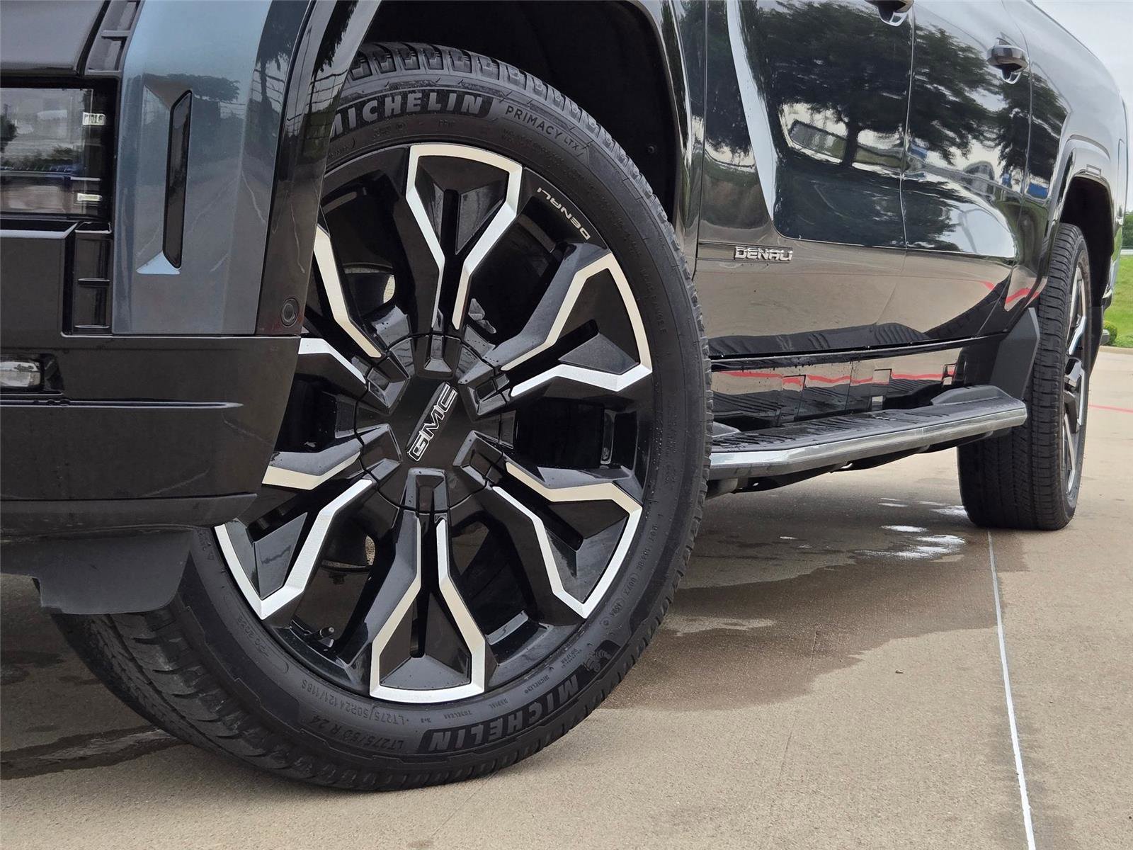 Used 2025 GMC Sierra EV Denali AWD/4WD image 8